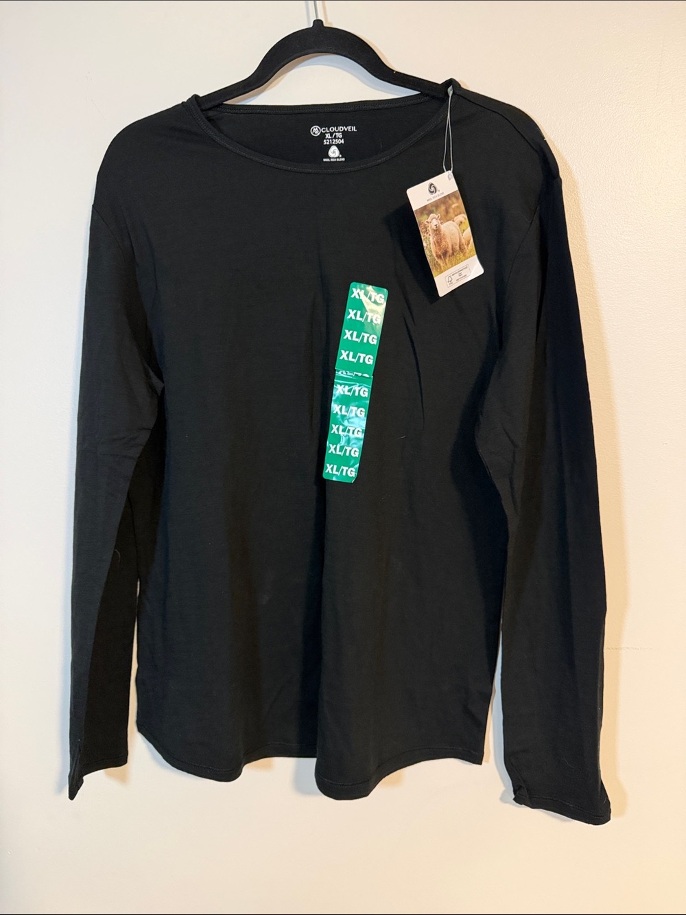 CloudVeil Women's Long Sleeve Scoop Neck Top in Black